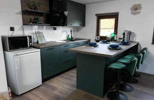 Vinica Haus | Golden Pinpoint