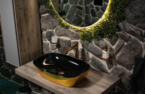 Vinica Haus | Golden Pinpoint