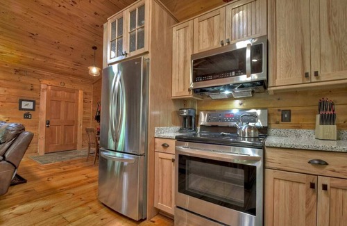 Ellijay Kabine | Goldfinch Rustic Retreat | Hot Tub & Fire Pit