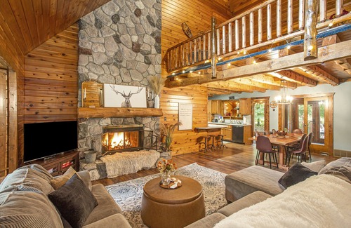 Burnips Kabine | Golf Course Log Cabin with Hot Tub & Movie Theater