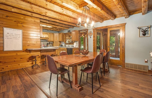 Burnips Kabine | Golf Course Log Cabin with Hot Tub & Movie Theater