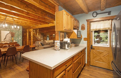 Burnips Kabine | Golf Course Log Cabin with Hot Tub & Movie Theater