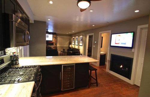 Lakeside Park Kabine | Gondola Lodge & Tahoe Beach Club