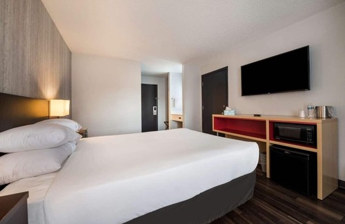 Ontario Hotel | Good Value! Indoor Pool, Pet-friendly Property, Free Parking, Free Breakfast