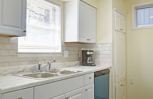 Spring Branch Central Haus | Good Vibes 4 Bedroom with a Pool. Central Location