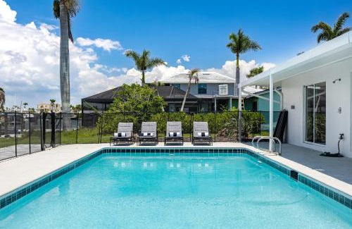Siesta Isle Haus | Good Vibes and Tan Lines! Private Beach with Heated Pool - Villa Good Times, Fort Myers Beach
