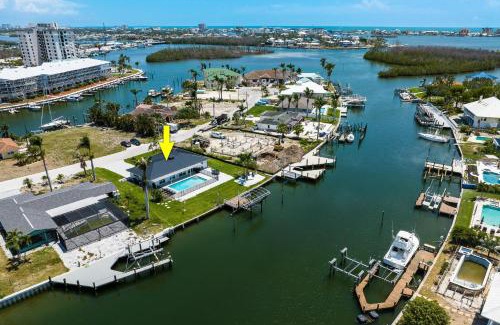 Siesta Isle Haus | Good Vibes and Tan Lines! Private Beach with Heated Pool - Villa Good Times, Fort Myers Beach