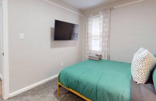 Warren Haus | Good Vibes in Warren 2BR/1BTH