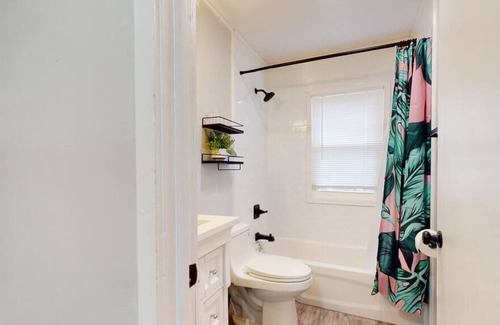 Warren Haus | Good Vibes in Warren 2BR/1BTH