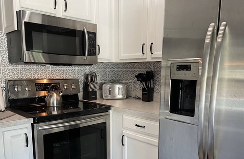 Florida Shores Haus | New listing! Gorgeous 3 bedroom home close to the ocean!