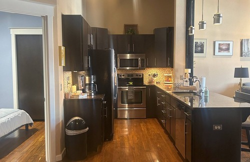 West Central Wohnung | Gorgeous 3 bedroom Downtown loft apartment with private balcony & rooftop deck.