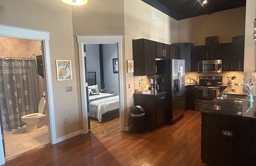 West Central Wohnung | Gorgeous 3 bedroom Downtown loft apartment with private balcony & rooftop deck.