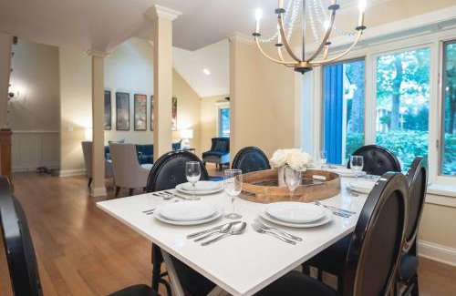 Fontana Haus | Gorgeous 4 BDR Home in Popular Abbey Springs