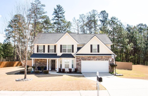 Conyers Haus | Gorgeous 4 Bedroom Home