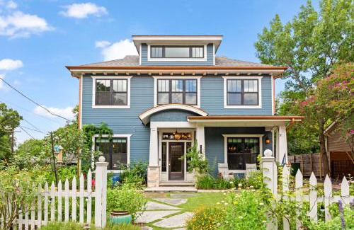Westfield Haus | Gorgeous 4BD Plus Studio for 12 with Fire Pit & Near Downtown