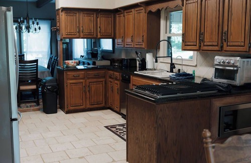 Montevallo Kabine | Gorgeous 6 bedroom home with game room, POOL, FISHING POND & PICKLE BALL court