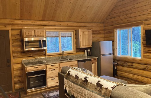 Kalispell Kabine | Gorgeous Amish Cabin at Ashley Lake
