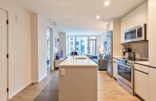 Seaport District Wohnung | Gorgeous Apt with Pool Views