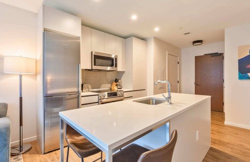 Seaport District Wohnung | Gorgeous Apt with Pool Views