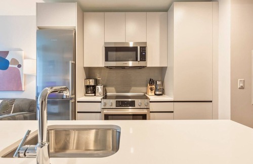 Seaport District Wohnung | Gorgeous Apt with Pool Views