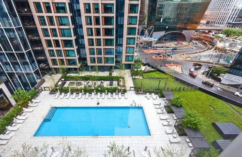 Seaport District Wohnung | Gorgeous Apt with Pool Views