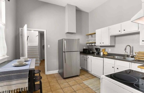 Mid-City Wohnung | Gorgeous backyard Pool, 2BD Midcity Retreat!