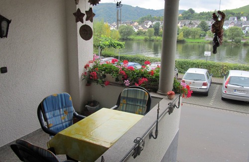 Zell Wohnung | Herrliche helle Riverside Apartments, Zell Mosel, Am Flughafen Hahn Buslinie
