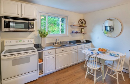 Annapolis Wohnung | Gorgeous Carriage House close to USNA, walk to stadium, free parking, pets+kids