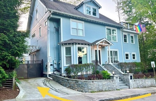 Midtown Haus | Gorgeous Central Modern Midtown 2 Bed Home - Piedmont Park - Parking - Quiet