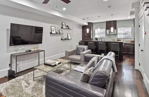 Midtown Haus | Gorgeous Central Modern Midtown 2 Bed Home - Piedmont Park - Parking - Quiet