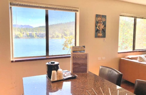 Bigfork Wohnung | Gorgeous Condo on Flathead Lake with a Spa Tub!