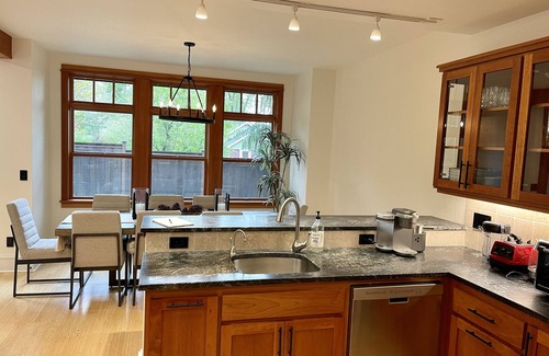 Amazon Haus | Gorgeous Craftsmen home blocks from University of Oregon Campus