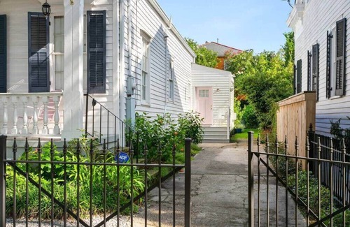 Touro Wohnung | Gorgeous Garden District Studio |Gated Parking