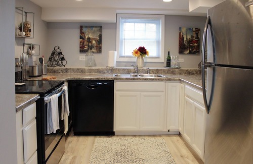 Mayfair Wohnung | Gorgeous Garden unit located in wonderful North Chicago neighborhood!