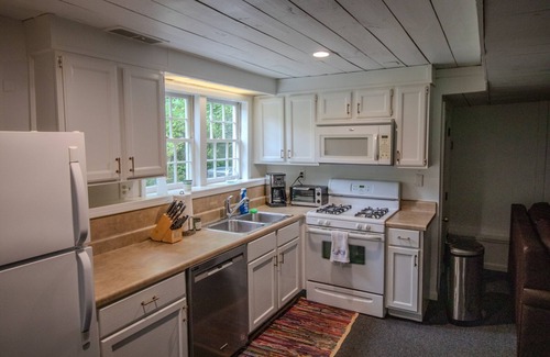 Buckhead Hütte | Gorgeous Historic Carriage House with fine furnishings and modern amenities