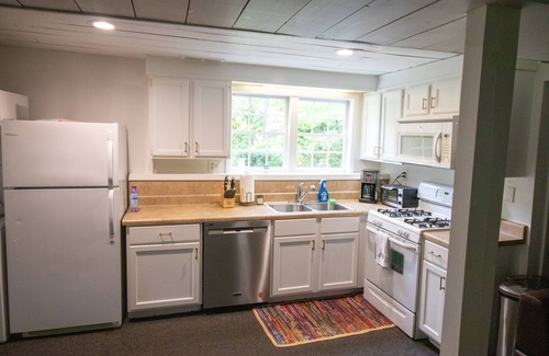 Buckhead Hütte | Gorgeous Historic Carriage House with fine furnishings and modern amenities