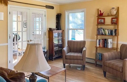 Shelburne Haus | Gorgeous home with fireplace, furnished deck, enclosed yard, & washer/dryer