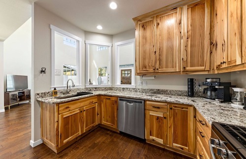 Grants Pass Haus | Gorgeous home with main room king bed, 4 person hot tub & EV charger