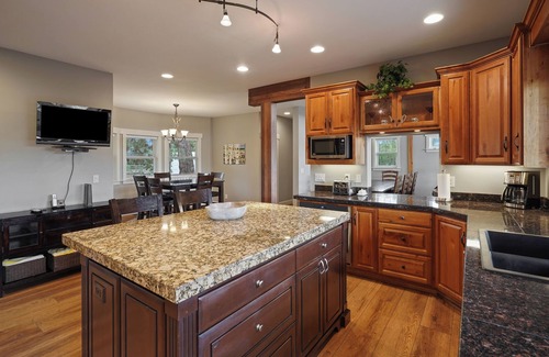 Westbrook Meadows Haus | Fünf Zinnen - große 5 Zm, 4 Bath Home, Veranda mit Whirlpool und Blick auf die Berge, in der Nähe von Mt Bachelor!