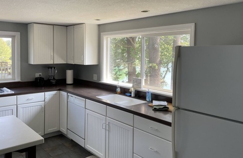 Howe Haus | Gorgeous Lakefront Home! Amazing views, outdoor dining and close to Shipshewana.