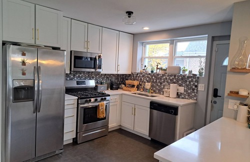 West Ridge Haus | Gorgeous Mid Century 3 bed with hot tub near Lincoln Square