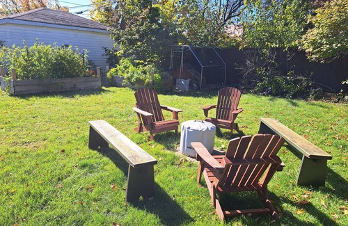 West Ridge Haus | Gorgeous Mid Century 3 bed with hot tub near Lincoln Square