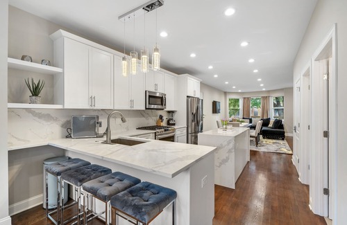 Avondale Haus | Gorgeous NEW 5 BDR/ 4BA in Logan Square w/Parking!