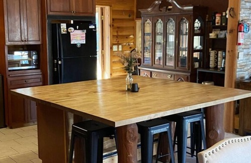 Arenac County Kabine | Gorgeous, Secluded Large Log 4 Bedroom Cabin with a pond view on several acres!