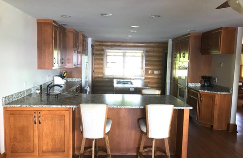 Indian Shores Kabine | Wunderschönes, geräumiges Log Lake Home - herrliche Aussicht auf 285 Meter des Lake Shore!