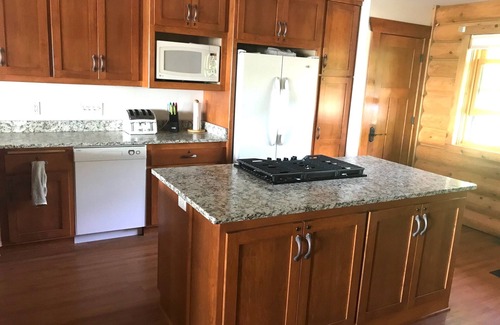 Indian Shores Kabine | Wunderschönes, geräumiges Log Lake Home - herrliche Aussicht auf 285 Meter des Lake Shore!