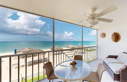 Seven Mile Beach Eigentumswohnung | Gorgeous View, Huge Beach,Pool & Hot Tub at Discovery Point Club Unit 34!