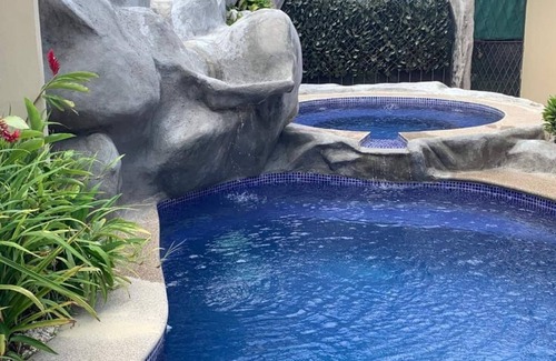 Ciudad Cariari Haus | Eine schöne Villa, Pool und zusätzlicher Whirlpool, 5 oder 7 Schlafzimmer nach Wahl