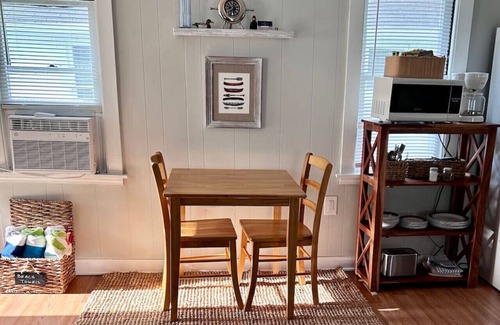 Geneva-on-the-Lake Hütte | Charming One Bedroom Lake Erie Cottage in Geneva-On-The Lake