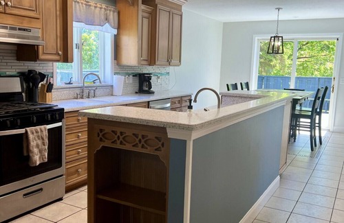 Geneva-on-the-Lake Haus | GOTL Winery Mansion- Sunset Vacation Rentals